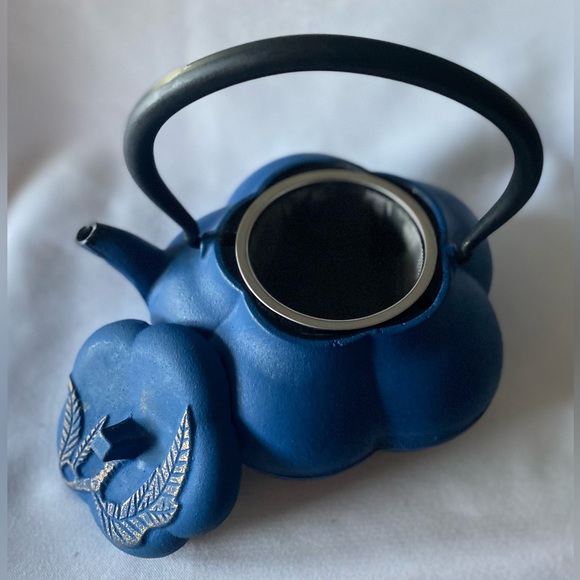 Cast Iron Lidded Teapot with Infuser - Picture 5 of 9